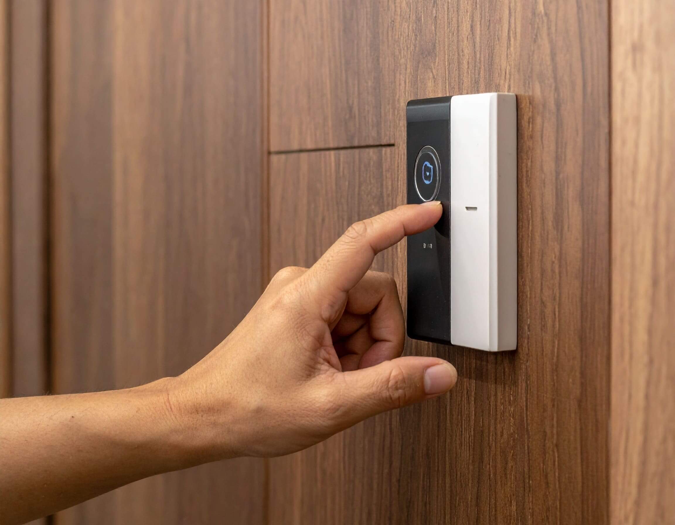 牆面感應燈對著門口容易誤觸