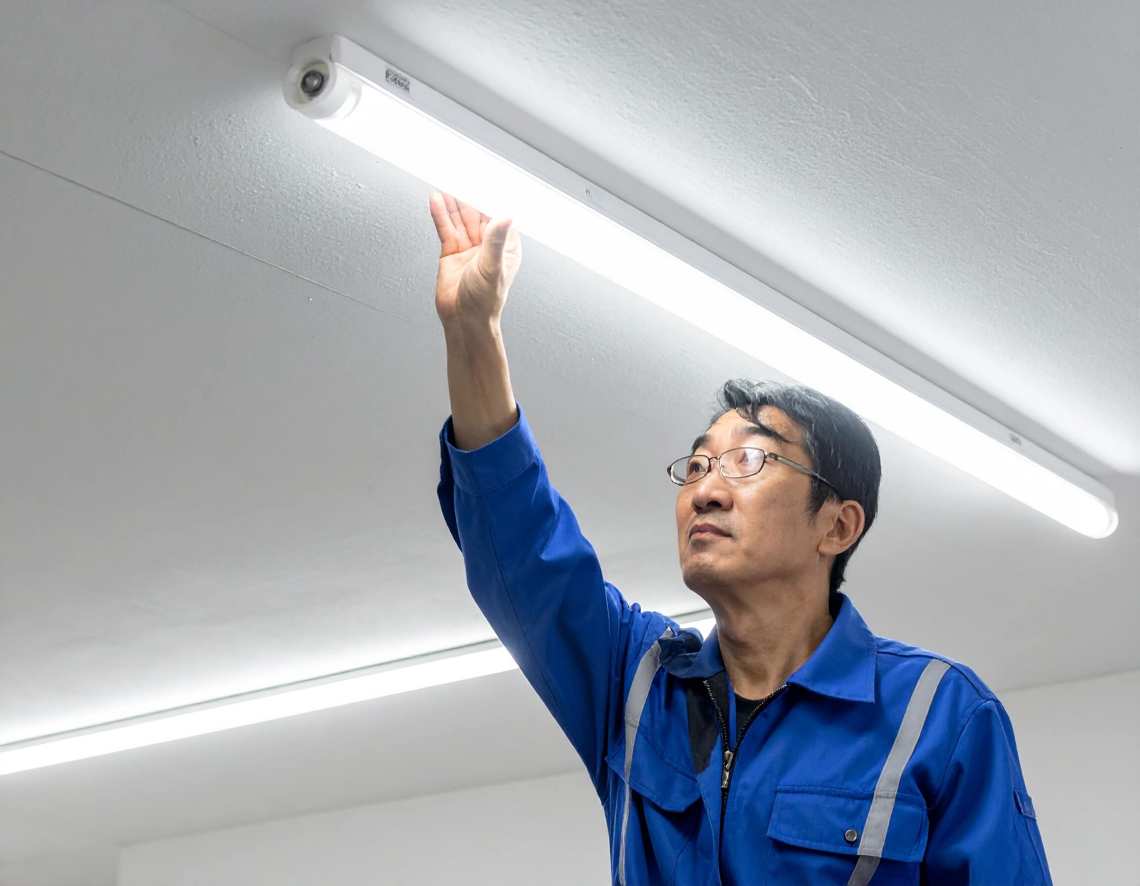 維修人員（亞洲人）更換LED燈管